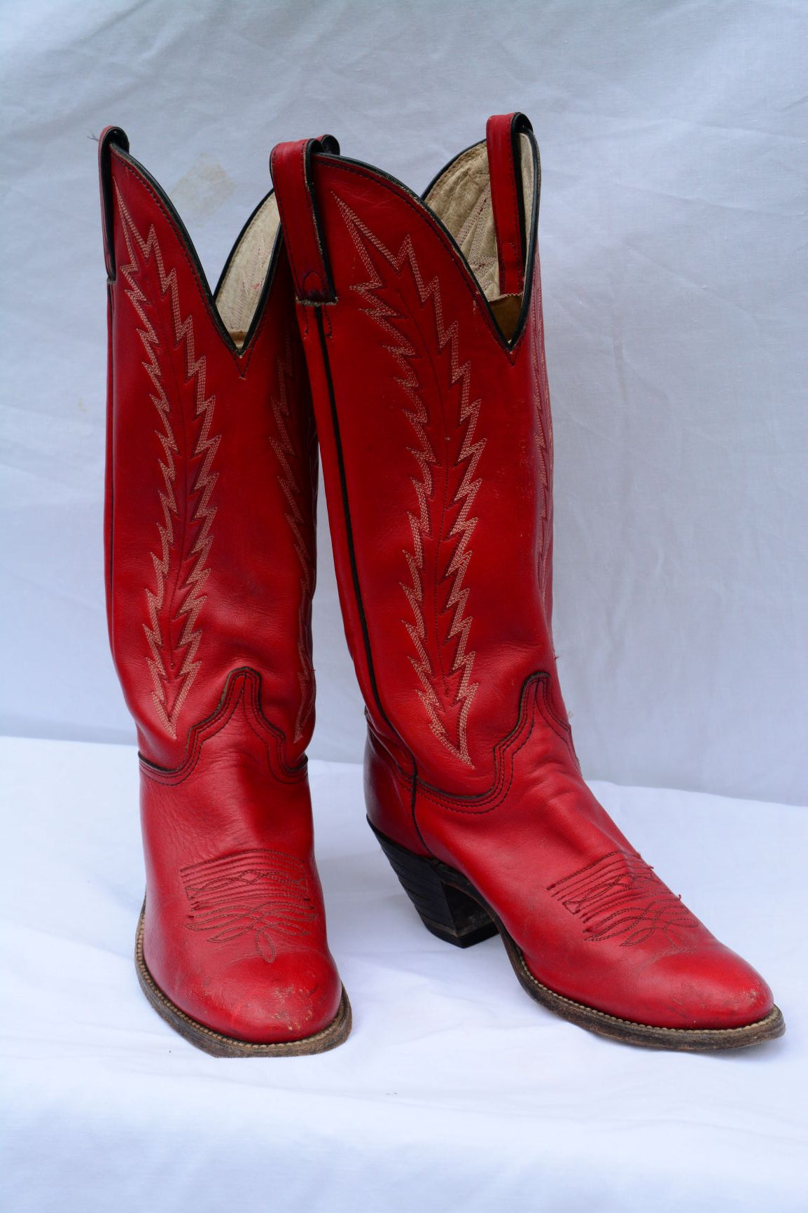 Ladies red outlet boots size 8