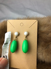 Load image into Gallery viewer, Earrings vintage resin
